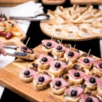 黑橄欖搭配煙燻火腿的鹹乳酪吃法，也能激盪出乳酪的另一種風(fēng)味，一口就輕易抓住我們的味蕾。