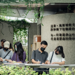 寫下對(duì)新業(yè)說的話，感謝當(dāng)日撥空參與的家族朋友們，在格子書席一隅，透過一字一句留下的回饋與鼓勵(lì)，新業(yè)珍藏於心。