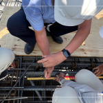 眾人齊心於樓頂安裝「噴金漆鋼筋」，古有云「上樑有如人之加冠」，不論在建築進(jìn)度及民俗學(xué)上都極具意義。