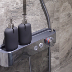 主、客浴裝載溫控沐浴龍頭，搭配貼心的檯面設計，減法的設計美學是專屬建築職人的巧思。