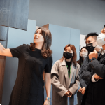 大雅廚具 張怡嘉執(zhí)行長(左一) 詳細(xì)解說各櫥櫃的設(shè)計(jì)規(guī)劃，流暢的操作動(dòng)線、系統(tǒng)化的收納與清潔，是新業(yè)職人選品的重要依據(jù)。