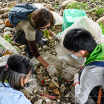 透過引導員的專業(yè)指示，將垃圾清楚的分類、有系統(tǒng)的規(guī)劃，是一場淨溪活動中不可或缺的角色。