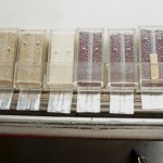 將包裝空氣抽除並封口，保持真空狀態(tài)，使白米、糙米與紅豆更能保鮮。