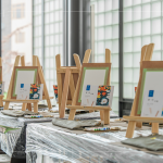 乘著9月夏日餘溫，相約家人，來到新業(yè)睿見R樓，屢屢陽光穿透玻璃窗，築一場畫布拾光。