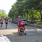 新業(yè)團隊在賽程路上也捕捉不少令人感動的風(fēng)景：小小跑者尚未能參與比賽，但媽咪成為強大且耐心十足的後盾，讓小小孩也感受場邊加油聲的熱情與支持。