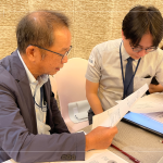 小組間透過(guò)面談紀(jì)錄表，交流對(duì)話，模擬面談時(shí)應(yīng)具備的技能，找到最適配職位、團(tuán)隊(duì)和公司文化的人才。(圖左一為新業(yè)建設(shè) 卓勝隆 董事長(zhǎng))