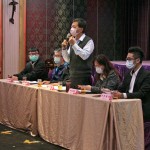 新業(yè)建設(shè)簡(jiǎn)福榮總經(jīng)理（右三）、客服部楊麗真副理（右二），恭喜住戶(hù)入厝的喜悅，也歡迎每一位住戶(hù)成為『新業(yè)家族』的一份子。