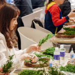 新鮮的雪松作為這次花圈基底，以手掌長度為基本大小，並可自行修整雪松的茂密度與長度，調整出理想中的花圈效果。