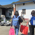 同仁協(xié)力提著15公斤重的年菜，穿梭在臺(tái)中的街道巷弄，只為將這份惦記與問候，送至弱勢(shì)獨(dú)居長(zhǎng)輩、身心障礙朋友手中。