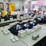 一份份的飯包按照配送的區(qū)域，一份份堆疊，也蘊(yùn)含著背後默默付出的愛與關(guān)  懷。