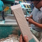 磁磚經過窯爐燒製，可看出試煉前後差異。前一片是經過燒窯的磁磚，與後方未經窯爐燒製的磁磚相比，明顯變得精實，表面色澤紋路更清晰，最重要的，是其堅韌度變得更高，作為建材使用更安心。