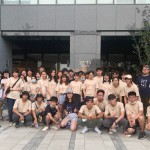 七天六夜東海建築營的參訪除了觀峰再添一案，鏡頭轉(zhuǎn)到社會勞工住宅【新業(yè)宜家】，由楊世偉經(jīng)理(右一)及林宜鋒建築師（左一）帶大家探索生活的靈感與美感。