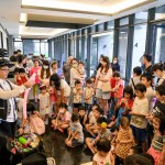 小朋友好奇盯著魔術師手中那可愛的小豬、小鴨造型氣球是怎麼成形的，殷殷期盼著早點拿到專屬於自己的氣球。