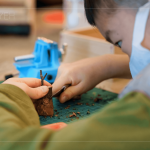 緊握木工刀，仔細(xì)認(rèn)真的刻劃出記憶中獨(dú)角仙的獨(dú)特紋路，製作出專屬的工藝品。