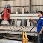 因應(yīng)不同石材，使用的切割器類型、規(guī)模也不同。從塊狀到呈現(xiàn)片狀，都少不了切割機(jī)的垂直切塊、拋光機(jī)水平打磨以及人工鑿刻等階段。