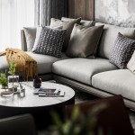 回了家，讓自己原本拘謹(jǐn)?shù)膽B(tài)度變得隨興自適，些許慵懶也無(wú)妨，因?yàn)榧沂侨绱司哂邪萘?，因而成為生命中渴求的憧憬之一?>
										<div   id=