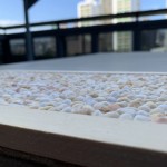 石毯是造景中常見(jiàn)的元素，減弱石材的粗獷感，不飽和的抿石色調(diào)帶進(jìn)更多親切感，也讓視覺(jué)上顯得更輕盈。