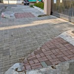 舊有的人行道鋪面，由不同時(shí)期修建，大部分已破損、不平整，學(xué)童出入易產(chǎn)生危害。（圖為成功國小附設(shè)幼兒園出入口）