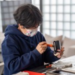 將滾輪上的油墨塗滿整面圖樣，均勻刷印，使印製出來的圖樣更豐富飽滿、活靈活現(xiàn)。