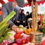 由新業(yè)建設(shè) 穆椿松名譽(yù)董事長起頭，斟上一杯敬天地的心，建築的初衷與懇求願(yuàn)得天地垂聽。