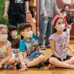 小探險(xiǎn)家們排排坐，認(rèn)真的聽(tīng)著大哥哥大姊姊的引導(dǎo)，興奮的舉手回答問(wèn)題。