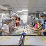 深入庇護(hù)工場的生產(chǎn)線，體驗(yàn)讓50位身心障礙者穩(wěn)定就業(yè)的工作場域，新業(yè)家族的大小朋友們，親身投入在製作烘焙品的樂趣之中。