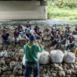 感謝荒野保護(hù)協(xié)會的帶領(lǐng)，在一袋袋垃圾前，我們嘗試閉上雙眼，感受風(fēng)吹過皮膚、聆聽大自然原有的各種聲音。
