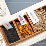 由老店舖中藥行調(diào)製而成的天然藥草配方，每一種都是植物藥草帶來的祝福，讓天然植物陪伴您過生活。