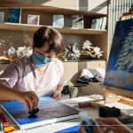 運(yùn)用海綿以輕拍的方式打底，會(huì)產(chǎn)生與刷子很不一樣的紋理效果，在分層上色時(shí)，海綿也能將顏色巧妙地融合在一起，為作品帶來深度。