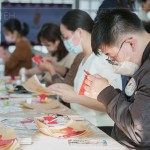 家人們聚精會神，為剪出理想的作品，需要仔細地、慢慢地動手，將對新年的展望
寄託於此。