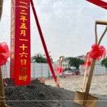 金鏟子落土，誠(chéng)心祈求，猶如一顆開起夢(mèng)想的種子，扎根土壤，彷彿像孕育生命般，即將萌芽。