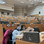 住戶們相互交流，匯總關(guān)於美好家園的嚮往，共同為未來制定出新的美好篇章。