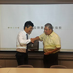 穆椿松榮譽(yù)董事長(zhǎng)致贈(zèng)禮品感謝劉木煜先生