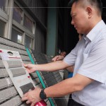 新業(yè)建設(shè)吳志輝建築師 仔細比對樣品與實際成品，並於陽光照射下，感受顏色紋理及曲線起伏。