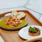 橄欖油在料理中有許多變化，當(dāng)天活動(dòng)示範(fàn)『芝麻葉番茄沙沙普切達(dá)』、『經(jīng)典橄欖油泡蝦』，讓住戶在家中也能輕易完成。