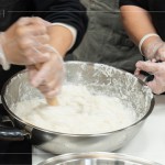 加熱拌勻的粉糊，使用搟麵棍持續(xù)攪拌1分鐘以上，為的是讓蘿蔔糕口感更有彈性、更有層次。