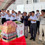 新業(yè)團(tuán)隊(duì)齊聚，心中滿懷期盼與感恩，眾人一心，手持炷香敬虔內(nèi)心，煙氣裊裊上升，願(yuàn)直達(dá)天聽。