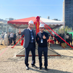 萬丈高樓平地起，新業(yè)建設 穆椿松 創(chuàng)辦人(左一)與 卓勝隆 董事長(右一)，講究紮實穩(wěn)健、堅持建築職人精神，為城市注入嶄新面貌。