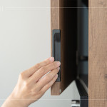 新業(yè)在櫥櫃設(shè)計(jì)上展現(xiàn)貼心巧思，不僅在櫃體設(shè)有凹槽，更加裝圓形的防撞墊，讓住戶每次開(kāi)櫃都更順手、靜音。