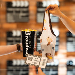 致贈新業(yè)設(shè)計(jì)「河貍款杯袋」，解放雙手輕鬆袋著走，可重複使用，為環(huán)境友善貢獻(xiàn)一份心意。