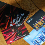 劇團(tuán)特別精選五張劇照，製作成限量400份的專屬明信片，贈(zèng)送給參加『感謝消防英雄明信片傳情活動(dòng)』的來(lái)賓。