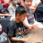 牛皮竟然這麼硬？！牛皮耐高溫、質(zhì)地堅韌且透光性強，常作為皮影戲偶的製皮來源，後續(xù)經(jīng)過畫稿、刻製、上色、組裝縫合、裝桿，造就一件件民俗工藝品。