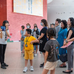 導(dǎo)覽員帶領(lǐng)住戶走訪臺中國家歌劇院，認(rèn)識獨特的建築工法，探索每一處細(xì)節(jié)背後的故事。