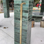 八角亭柱上嵌著一段『黃銅尺標(biāo)』，刻上130公分的位置，這是量測(cè)樹(shù)圍的基準(zhǔn)，也是歲月的起點(diǎn)，將數(shù)字除以2.5便能估略樹(shù)的年齡。