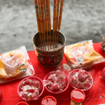 建築職人團(tuán)隊(duì)齊聚，慎重且誠心，持煙香祭拜，將心願(yuàn)直達(dá)天聽。