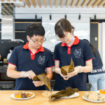 當天大多數(shù)為初體驗的同仁，互相請益、交流，每一步驟不得馬虎，為的是將這最真切的禮物，送至獨居長輩、身心障礙者手中，為今年端午節(jié)增添另一份手感溫度。