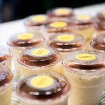 100%的乳酪提拉米蘇，製作過(guò)程不加一滴水的堅(jiān)持，象徵新業(yè)對(duì)家人們的守護(hù)，作為會(huì)後伴手禮贈(zèng)送，致上新業(yè)最誠(chéng)摯的心意。