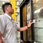 氣密窗經(jīng)過(guò)反覆的施加風(fēng)壓後，營(yíng)建部同仁再三確認(rèn)窗框是否有變形的問(wèn)題，及運(yùn)行上是否順暢。