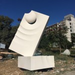 義大利藝術(shù)家Filin Gheorghi的石雕作品「東海之眼」。人象徵著宇宙的縮影，而人的雙眼雖微小卻似能看透時(shí)空，直視古往今來(lái)，可觀照、仰視，蘊(yùn)含無(wú)法想
像的龐大能量。