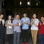 新業(yè)認(rèn)養(yǎng)霧峰益全香米已近十個(gè)年頭，今年秋分前夕由新業(yè)建設(shè) 邱正光副總（左三）帶領(lǐng)新業(yè)同仁樂當(dāng)一日小農(nóng)，進(jìn)行碾米初體驗(yàn)。